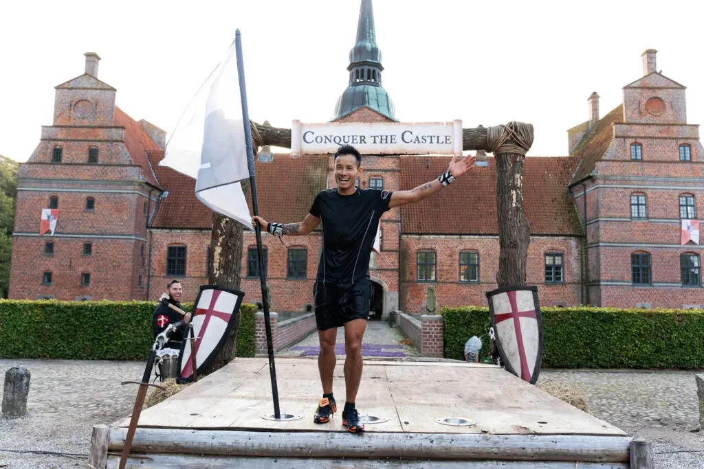 Deltager foran slottet ved Conquer the Castle
