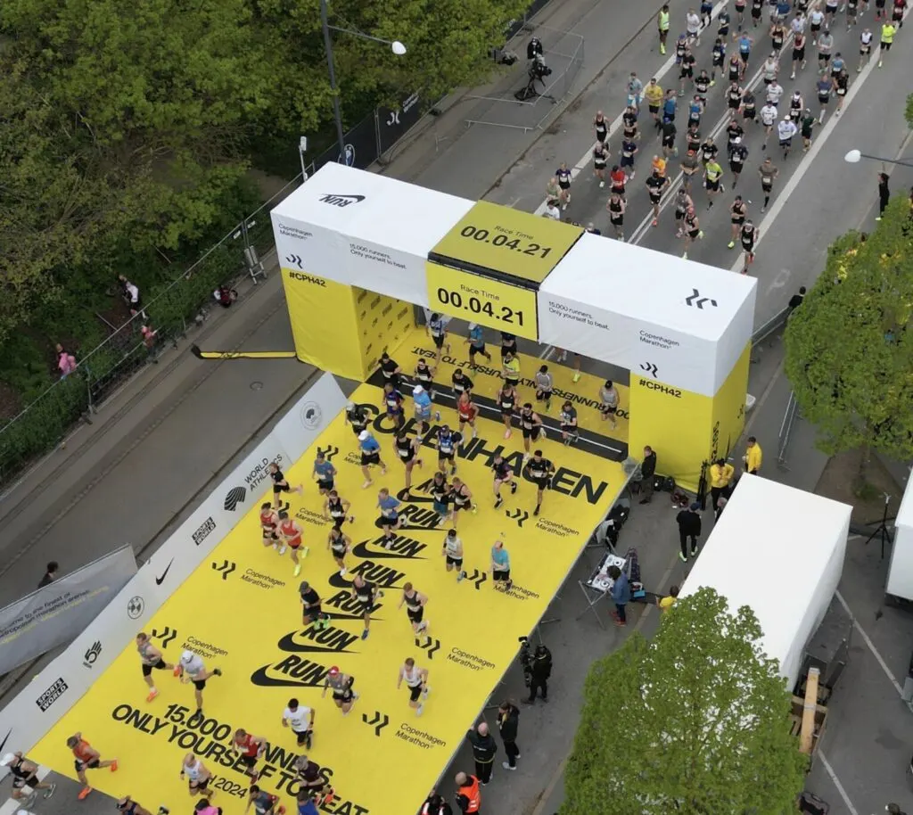 Løbere ved start-/målområdet til Copenhagen Marathon med Nike-branding