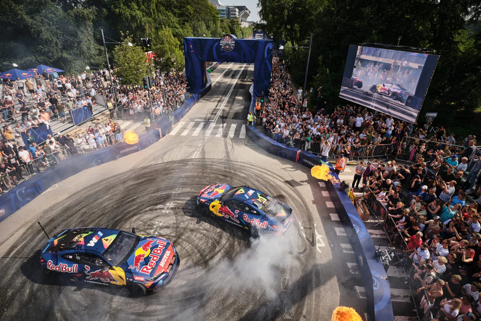 Publikum omkring en Red Bull drift-opvisning – event på uea.dk